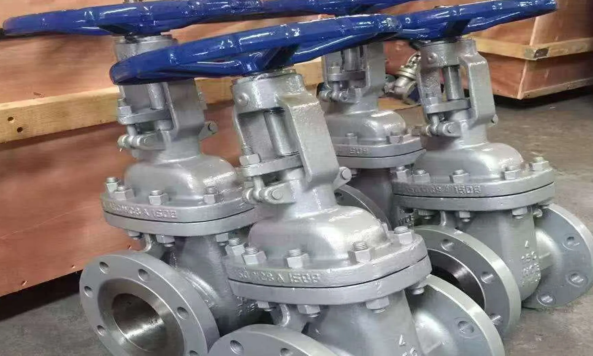 valve-industri-carbon-steel-dan-stainless-steel-layanan-kami Plumber tube for water isolated on white